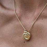 Collar caracol con cadena cuerda en baño de oro 18k.